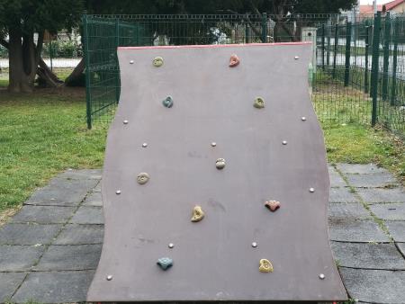 Popravilo igral pri OŠ Cerknica 01  Foto Boštjan Otoničar